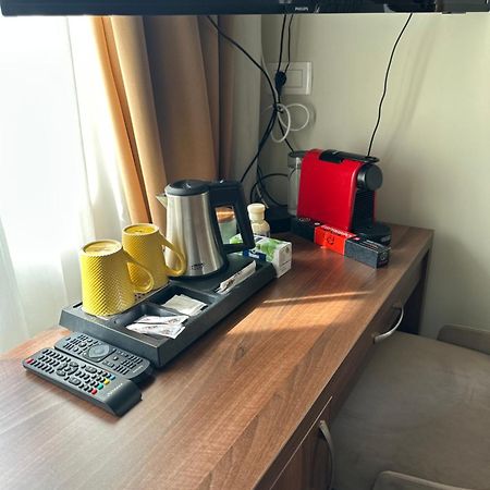 אומיס Central Luxury Rooms מראה חיצוני תמונה