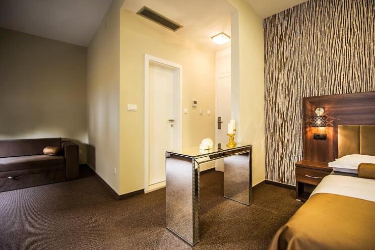 אומיס Central Luxury Rooms מראה חיצוני תמונה