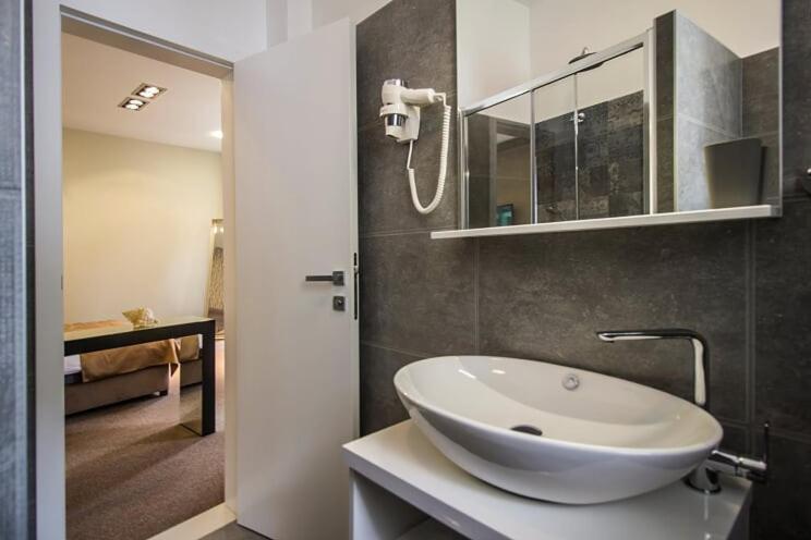 אומיס Central Luxury Rooms מראה חיצוני תמונה